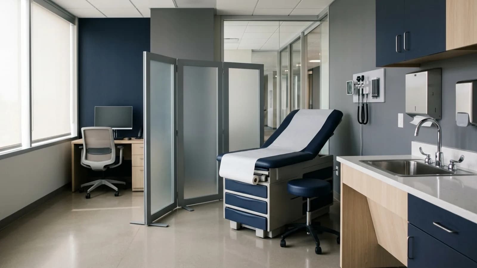 Consultorio con camilla, biombo y lavabo clínico: dispensario médico de empresa en Ecuador