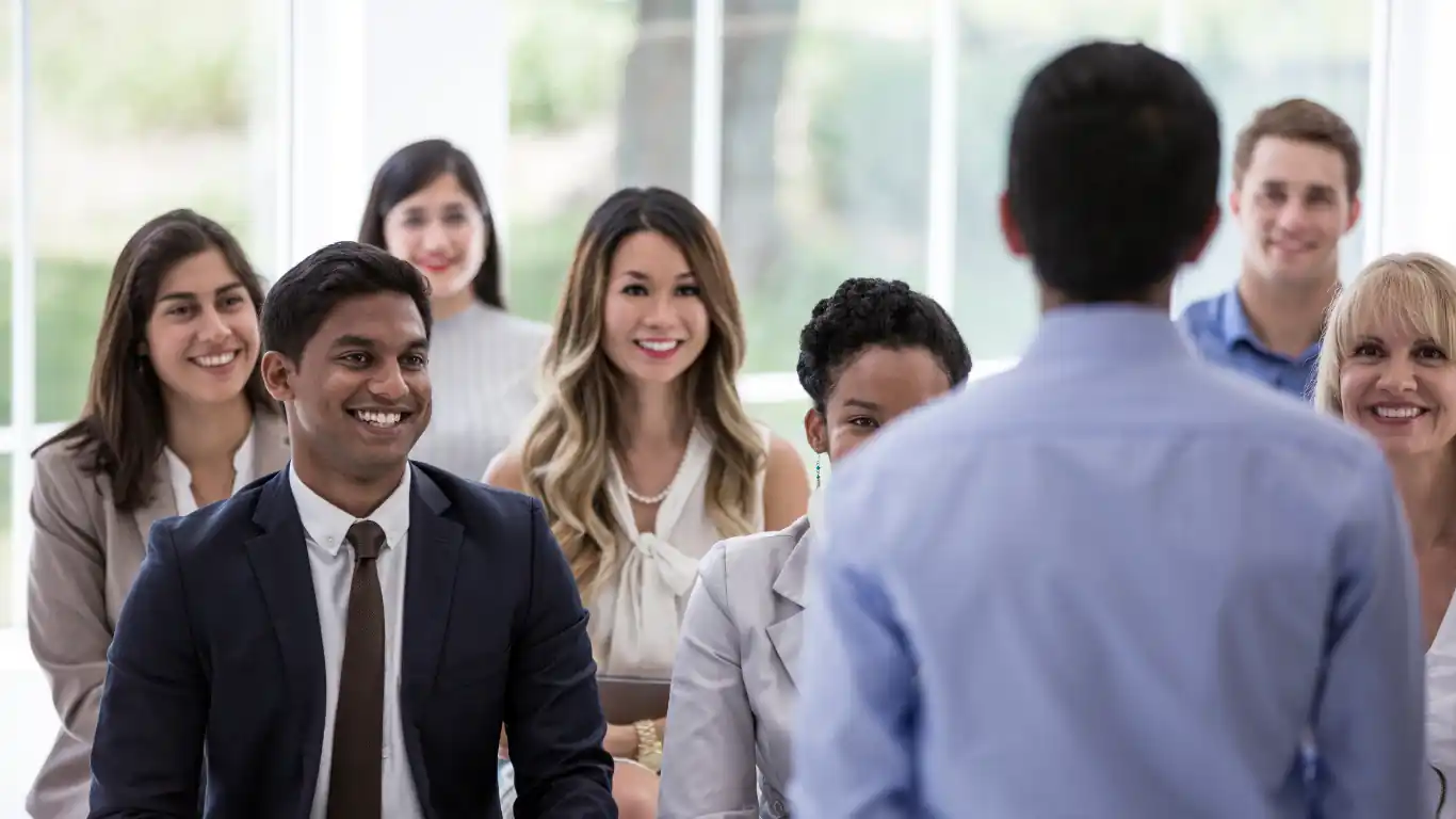 Sesión de consultoría estratégica y capacitación empresarial en Tagline